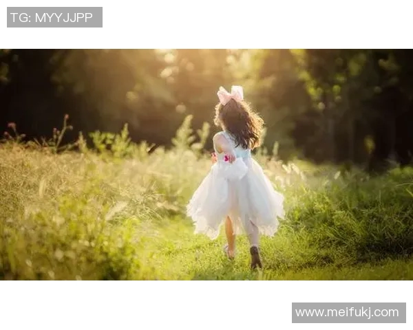 在阳光下奔跑的梦想踢足球的小女孩展现无畏勇气与无限可能